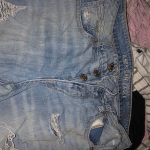 Ripped tomgirl jeans